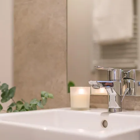 Inf34i - Modern & Bright Естепона